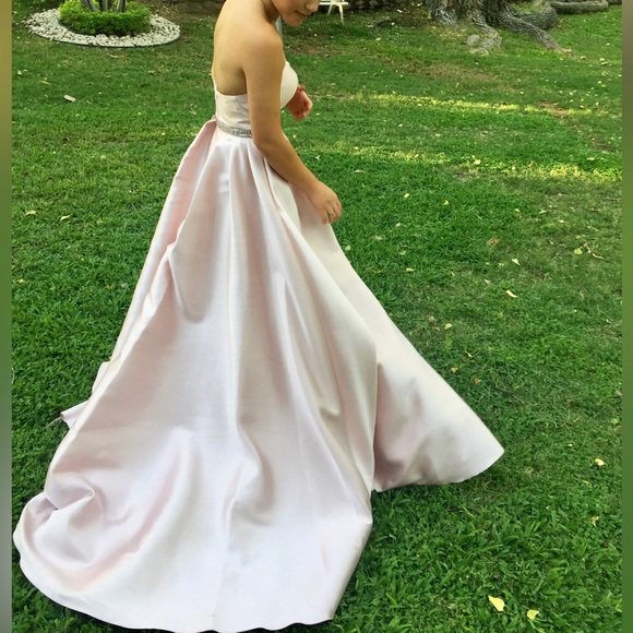 Gorgeous formal gown dress - Picture 3 of 6